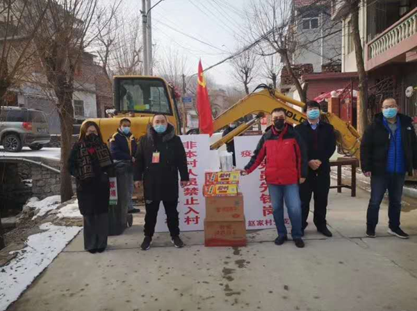 當前，新型冠狀病毒的肺炎疫情防控形勢嚴峻，小區是城市治理的基本單元，物業更是疫情防控的第一戰線。疫情就是命令，防控就是責任，為打贏這次防疫戰，三箭物業公司于1月23日便成立了應對新型冠狀病毒疫情聯防聯控領導小組，明確分工，各司其職，把做好疫情防控工作作為當前的首要任務，迅速安排各物管部積極采取防控措施，竭力守護業主、員工的健康安全，維護園區的和諧穩定。